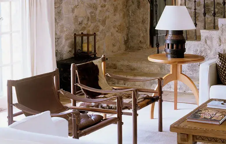 Sala de estar com revestimento de pedra