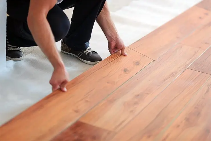 Homem colocando piso laminado
