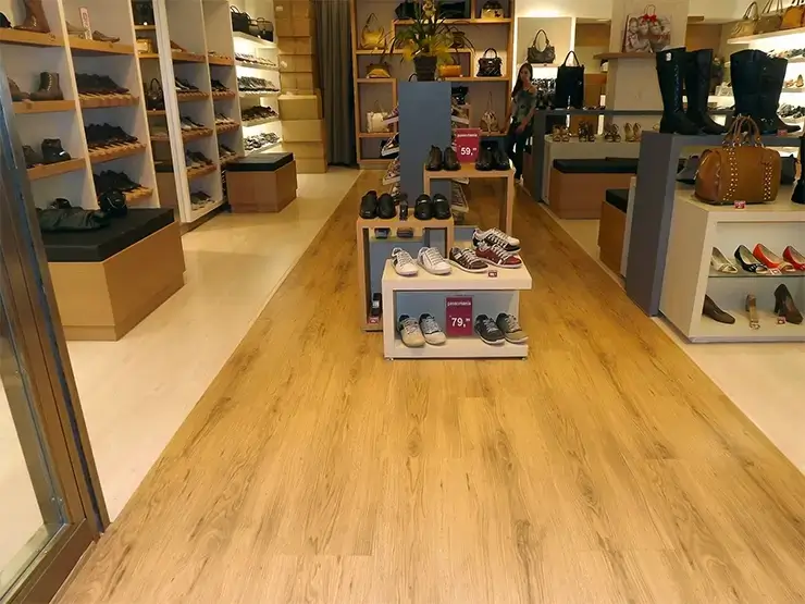 Piso laminado na entrada da loja