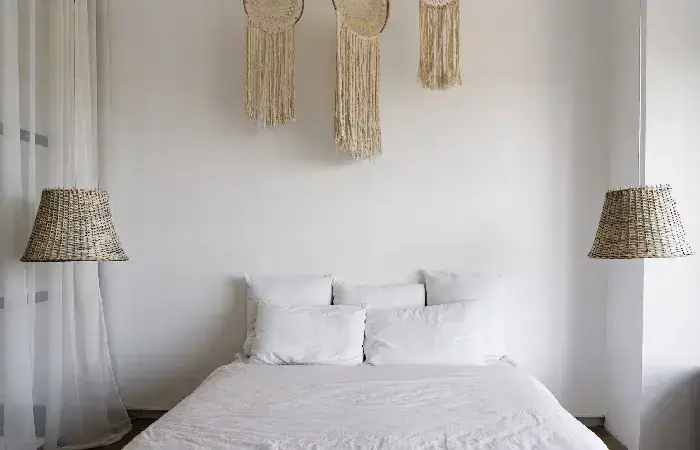 Decoração para quarto de casal pequeno com cores claras