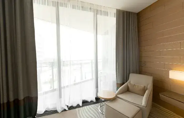 Cortinas e privacidade na decoração para quarto de casal pequeno