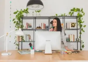 Escritório com plantas