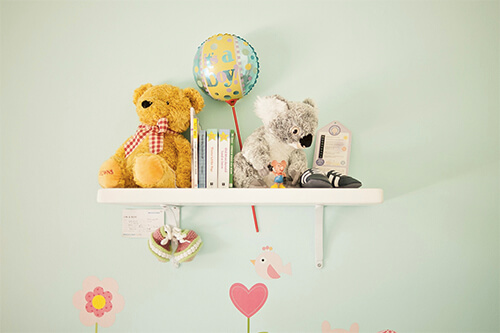 Nicho na parede para guardar livros e brinquedos.