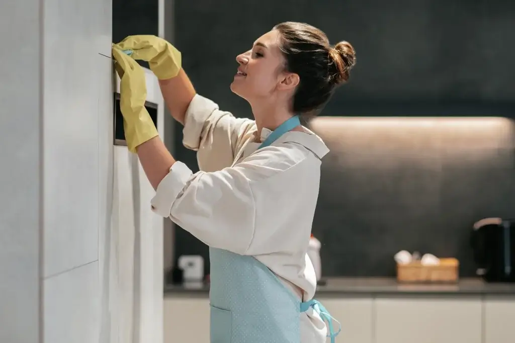 Mulher mostrando como limpar armário de cozinha